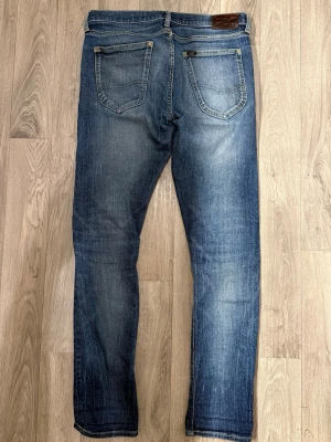 Lee Luke Jeans Blå W29 L32 - Blåa Lee Luke jeans i fint skick i storlek W29/L32. Mått - Midja: 38,5cm, Benlängd: 99,5cm. Modellen är 185cm & 63kg. Hör av dig vid funderingar!🤩
