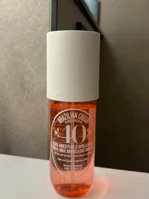 Sol de Janeiro 40 - 240 ml - Fragrance mist för hår och kropp med Black Amber Plum & Vanilla Woods. Perfekt för dig som vill ha en fräsch och unik touch varje dag. Enkel att använda med sprayfunktion.