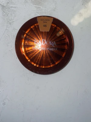 IsaDora Bronzing Powder Golden Tan - IsaDora Bronzing Powder i färgen 46 Golden Tan. Använt några gånger men finns mycket produkt kvar.