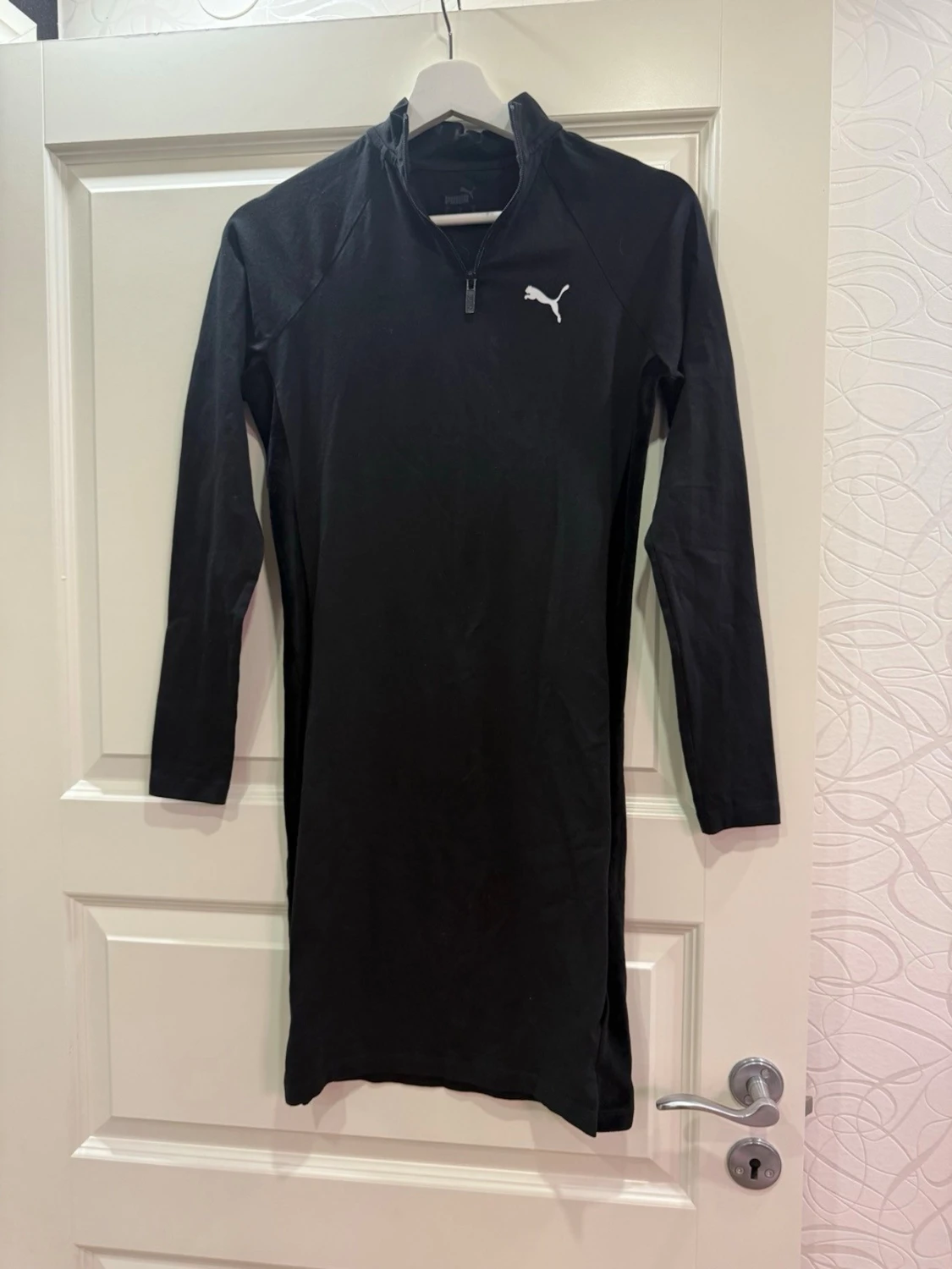 Svart långärmad klänning från Puma - 1