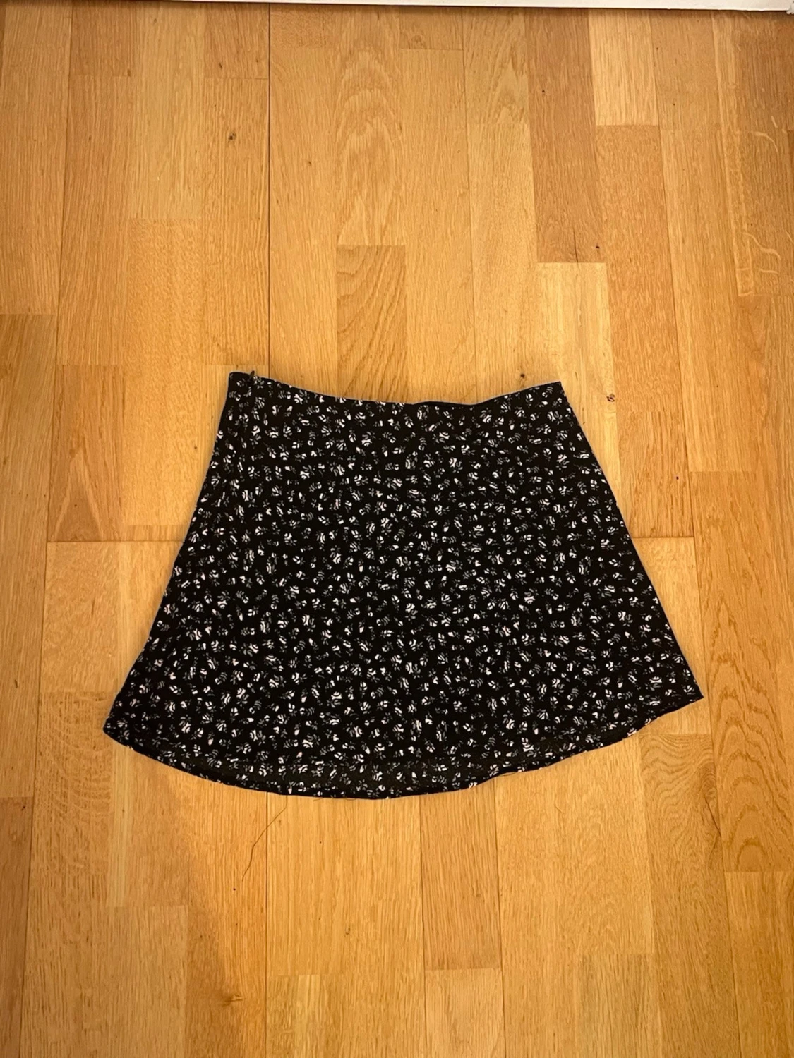 Svart blommig kjol från H&M Divided - 1