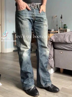 Levi’s 512 Bootcut W32 L30 - Väldigt snygga Levis 512 Bootcut Jeans. Storlek W32 L32 men passar mer som W32 L30. Otrolig tvätt och passform, riktigt populär modell. Lappen i midjan har tyvärr lossnat men är inget som stör. Fint skick förutom mindre fläckar på knäna (inget som märks av speciellt mycket). Hör gärna av er vid funderingar🙌📏 Midja:42 cm, Ytterbenslängd: 100 cm, Benöppning: 23,5 cm. Mått kan skilja 1-2 cm, jag mäter alltid så noggrant som möjligt och gör ej returer.