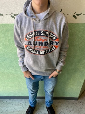 Hoodie från laundry  - Helt ny hoddie med taggar och påse från laundry kostar ca 700kr ny sälj billigt 