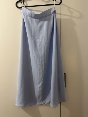 Ljusblå långkjol i mjukt tyg - midja 64cm.   längd 83cm