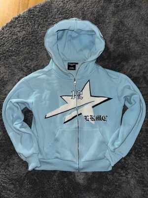 Lukamachain hoodie - Snygg ljusblå hoodie från Lukamachain, Storlek S.  Ny Pris: 1000kr, Mitt Pris: 500kr. Den är dock lite liten i storleken men det är inte så farligt. Använt några gånger men inga stora fel med den. Tveka inte att ställa frågor!