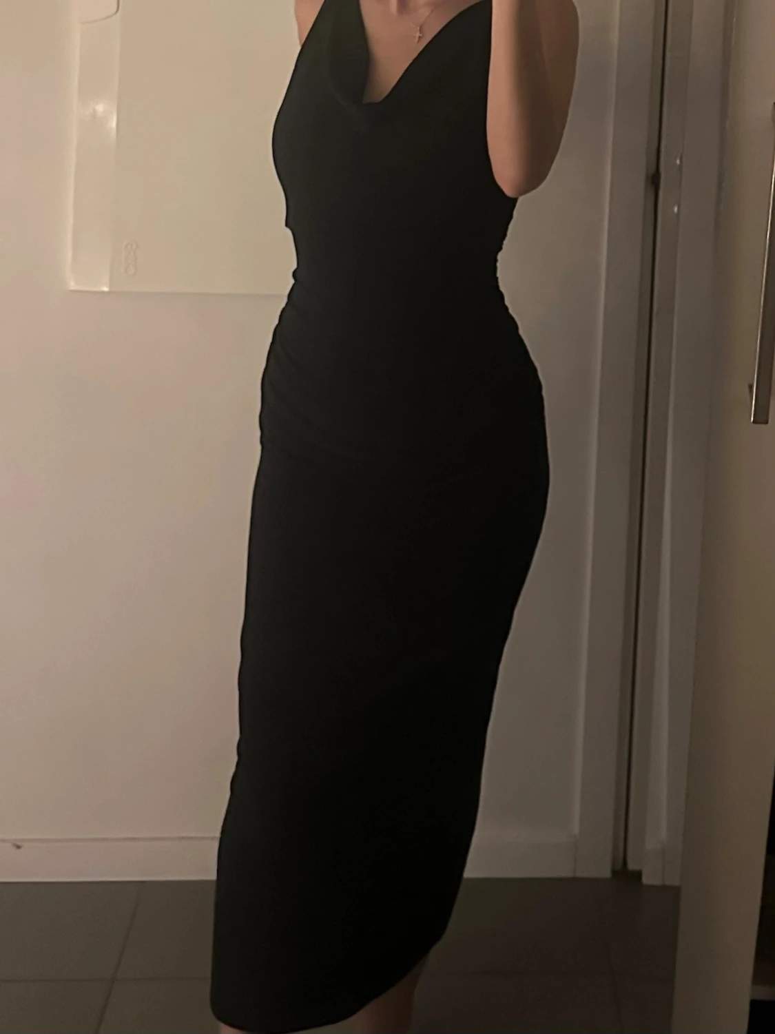 Svart långklänning med draperad hals