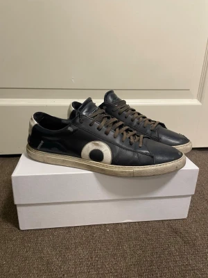 Oliver cabell oxford - Oliver cabll shoes oxford style with brown laces, used but still has a lot to give. Size 45 with something like leather coloring you can get these to look a lot better. Original box comes with them