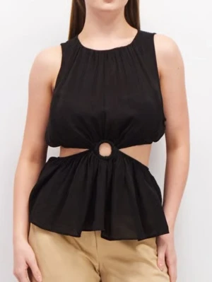 Svart topp med öppen rygg - Säljer en svart topp med rund hals och ärmlös design. Toppen har en snygg cut-out detalj framtill med en ring i midjan och volang nedtill. Materialet är lätt och luftigt, perfekt för varma dagar. Stängning med knapp i nacken och öppen rygg för extra edge.
