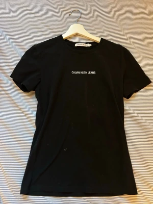 Calvin Klein T-shirt - Calvin Klein T-shirt i strl. S. Köpt för 400, defekter kan förekomma. 