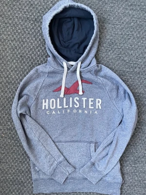 Vintage 2000s Hollister hoodie (Sällsynt) - Säljer nu denna sjukt snygga och eftertraktade hoodie från Hollister😊 Passar perfekt till allt och är både varm och bekväm 🙌 Säljs ej längre i butik och är därav väldigt eftertraktad! Skriv vid funderingar 📲🤩