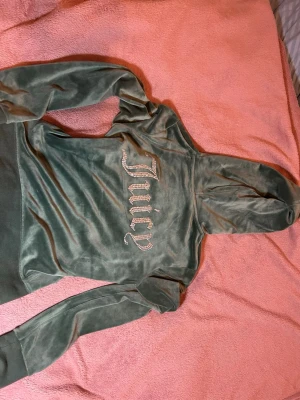 Juicy Couture hoodie  - Stolek S knappt använd i mörkgrön 
