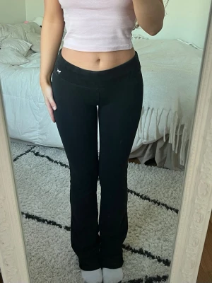 Pink VS Byxor 🖤 - Svarta lågmidjade bootcut leggings från PINK by Victoria's Secret i storlek XS. Liten vit hundlogga på linningen. Lite urtvättade men i övrigt bra skick 🩷