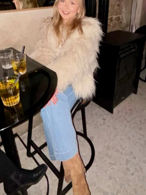 Beige fluffig pälsjacka från H&M (fuskpäls givetvis) - Säljer en supermjuk och fluffig beige pälsjacka från H&M. Jackan har lång lugg och har en oversized känsla. Perfekt för dig som vill sticka ut och hålla dig varm under kyliga dagar❄️🐻☁️