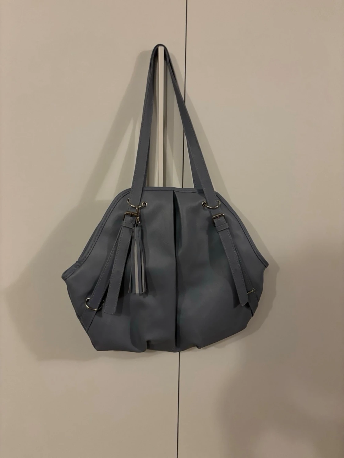 Blå axelväska med tofsdetalj