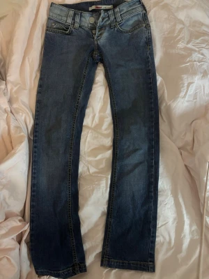 lågmidjade jeans - säljer pga att de nt passar, hade passat nån som är 164 ish, kommer inte skicka med bild på
