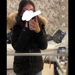 Hollies Jacka - säljer min fina hollies jacka eftersom jag inte använder den mera. Jättebra skick, nypris runt 4000 och tror den e helt slutsåld. Kan skicka mer bilder privat, pälsen är äkta‼️‼️