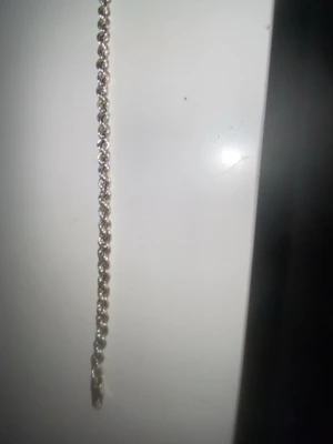 Cordell armband/äkta silver - Köpte för 1500kr. Snyggt Cordell-armband i äkta silver, perfekt för att addera en touch av elegans till din vardagsstil eller för speciella tillfällen. Armbandet är 17 cm långt och tillverkat i högkvalitativt silver, vilket garanterar lång hållbarhet och en tidlös look. Observera att inget kvitto medföljer. 