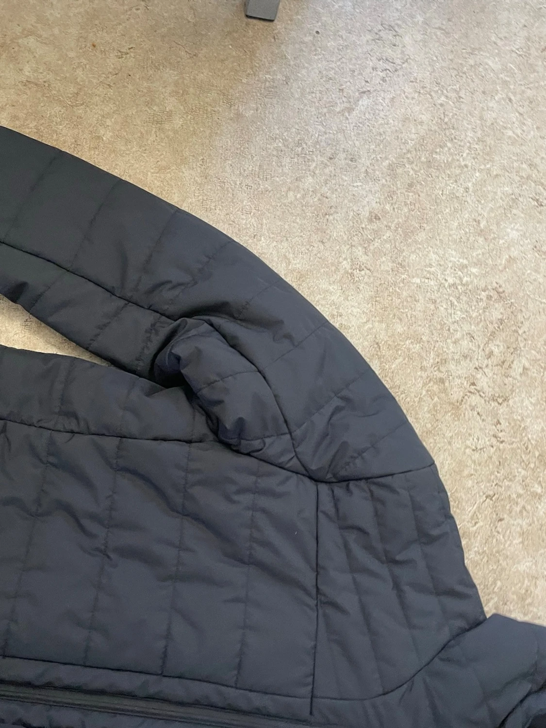 Svart pufferjacka från Peak Performance - 6