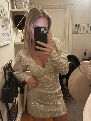 Glittrig klänning - Silver glittrig klänning! Köpt på Sellpy och lappen är bortklippt så vet tyvärr inte varifrån den är☺️Vet inte heller storleken men skulle gissa på 36👍🏽Klänningen har en underkjol