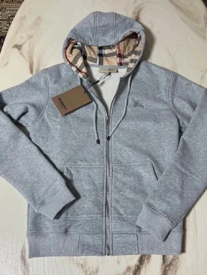 Burberry zip hoodie - Säljer min zip hoodie ifrån burberry. Tröjan är använd ett få antal gånger och är så gott som ny! Inga hål eller defekter, OBS! Taggen finns inte kvar