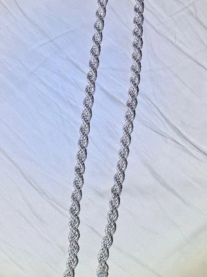 Cordell halsband 925 - Ett stilrent och exklusivt halsband i äkta 925 sterlingsilver med en klassisk cordell-länk. Med en tjocklek på 7 mm, en längd på 50 cm och en vikt på 46g