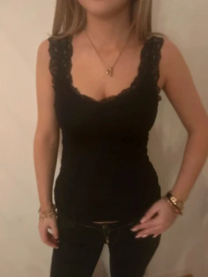 Svart linnetopp - Ett svart spets linne. 