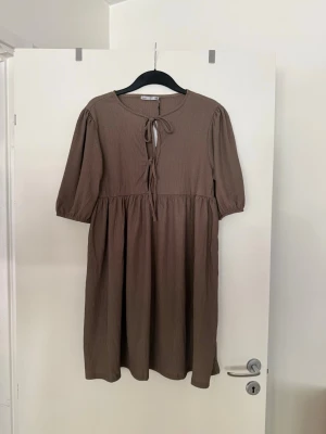 Klänning brun  - Storlek M. Aldrig använd. 