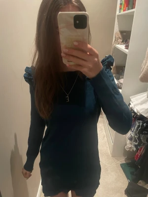 Mörkblå volangklänning från Oasis - Supersnygg mörkblå klänning från Oasis i storlek S. Modellen är kort med långa ärmar och har coola volangdetaljer på axlarna som ger extra attityd. Materialet känns mjukt och stretchigt, perfekt för dig som gillar bekväma plagg med stil. Skriv såklart till mig ifall du har några frågor eller funderingar!!❤️