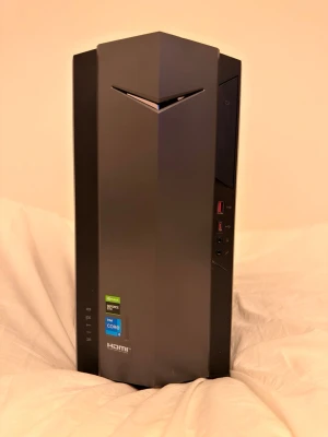Acer Nitro 50 - Acer Nitro 50 stationär gamingdator med Intel Core-processor och NVIDIA GeForce GTX-grafikkort. Utrustad med flera USB-portar, HDMI, WiFi 6 och DTS:X ljud. Snygg design och gott skick, inga synliga defekter eller slitage. Perfekt för gaming och produktivitet.                    Intel i5 11400f                                                                          Nvidia gtx 1650,256gb ssd, 1tb hd 