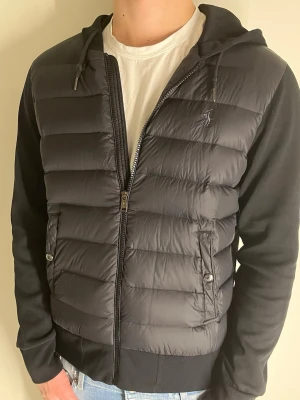 Polo Ralph lauren Cardigan  - Väldigt fint skick, inga defekter. Tillverkas inte längre. Storlek S. Modellen är 180cm lång och väger 76kg. Fast pris! 