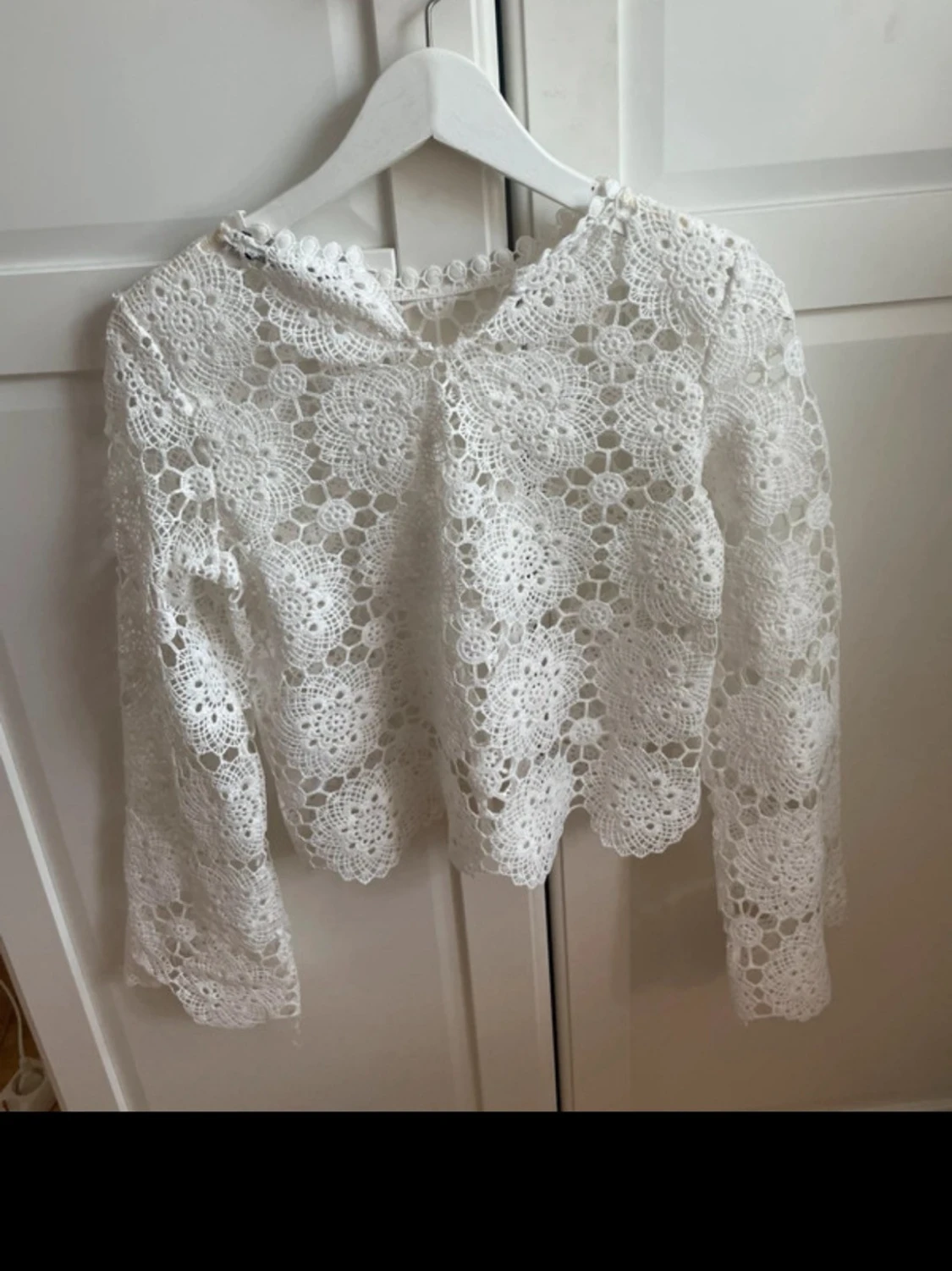 Vit spetsblus med lång ärm - 1