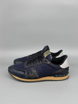 Valentino Rockrunner | 44 - Eftertraktade Valentino Rockrunners i Navy colorway. Storlek 44. Självklart äkta. Hör av er vid funderingar 🤙