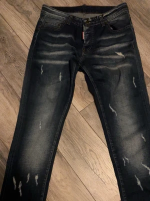 Dsquared2 mörkblå jeans  - Priset kan vi diskutera. Vill inte har denna längre den e helt nytt vill få bort den