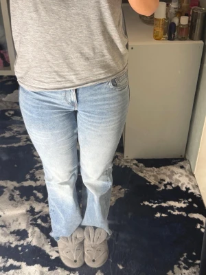 Lågmidjade Ljusblå bootcut jeans med fickdetaljer - De är i storlek 36, men jag som vanligtvis har 38–40 passar dem perfekt eftersom de är stretchiga. Jag är 167 cm lång och längden är också perfekt.