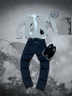 Dondup george -  Stilrena mörkblå jeans i tidlös design som passar perfekt för både vardag och mer uppklädda tillfällen. Tillverkade i bekvämt stretch-denim som ger bra rörelsefrihet.   Jeansen är i mycket fint skick utan synliga fläckar eller skador. Perfekta för året runt-bruk – lika snygga till sneakers som till skjorta eller hoodie.  📌 Detaljer: 👖 Storlek: (30W, 30L) 📐 Passform: Slim / Regular  ✅ Skick: mycket bra skick  🧵 Material: Denim med stretch Priset går att diskutera vid snabb affär