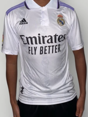 Real Madrid tröja benzema 9 strl XS - Helt ny. Fin replika med hög kvalitét. Storlek: XS. Pris: 349kr. 
