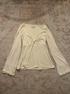 Långärmad topp DesignBySi  - Sjukt snygg topp från DesignBySi med band som man kan knyta och öppning framtill!