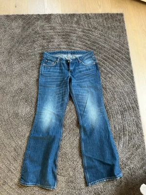 Weekday Nova Bootcut Jeans blå W31 L32 - Bootcut jeans från Weekday i modellen Nova Low Slim Bootcut. Aldrig använda då de inte passade som jag ville. Superfina!!