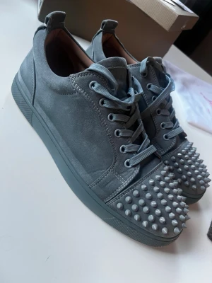 Christian Louboutin - Tjena, säljer ett par christian louboutin till ett väldigt bra pris. Följade är allt og, skolåda två påsar till skorna tyg bag, kort och klistermärke.  Hör av dig vid eventuella frågor!