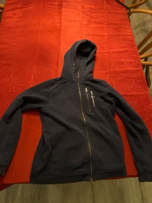 Sail racing zip hoodie - Säljer nu en sail racing  zip hoodie som jag har använt typ 3 gånger.  men har en liten fläck där nere men tror man får bort de med tvätt 