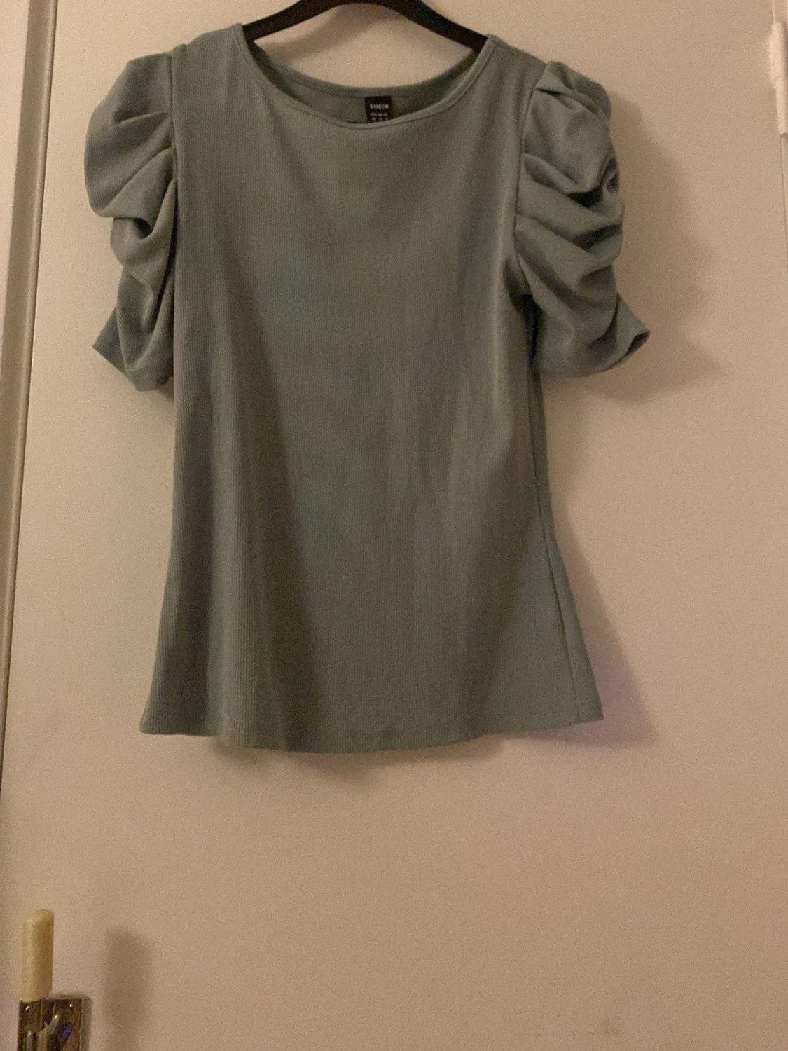 Grön ribbad topp med puffärm Shein