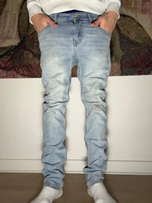 Levi's jeans - Levi's 512 jeans | Skick: 7,5/10 | Size - 12A | Modell: 512 Slim taper | Bra skick dock några små defekter som knappt syns vid användning (fråga om bild) | Hör av dig vid minsta fråga //CDL