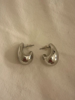 Dropp örhängen - Silver örhängen från glitter. Aldrig använda.