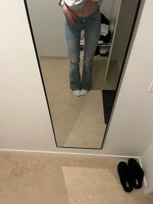 Lågmidjade Bootcut jeans  - Säljer mina Populära jeans från Nelly lågmidjade med hål på knäna väldigt bra skick storlek 34 