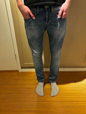 HELT NYA Dondup george 29 - Säljer dessa helt nya dondup george i den nyaste modellen då de inte passar! Storlek 29 med goa diskreta slitningar. Helt nya och kvitto finns. Bara o skriva vid frågor eller bilder!😁