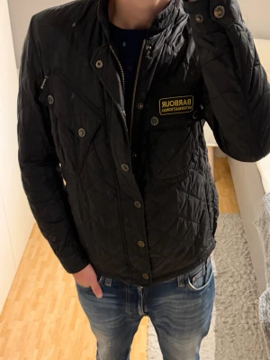 Barbour International Quiltad Field Jacket - Barbour International Quiltad Field Jacket | Storlek: S, passar dig mellan 175-185 cm | Skick: 8/10, använd men finns inga större defekter | Bara att skriva vid funderingar✍️
