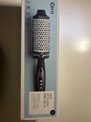 värmeborste - värmeborste från cera, säljer då den aldrig används, använd fåtal gånger så bra skick. säljer för 200 kr men kan gå ner i pris vid snabb affär🤗