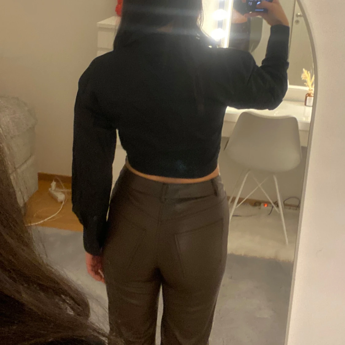 Svart croppad skjorttopp - 2