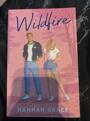Wildfire - En het och romantisk berättelse om Russ och Aurora som möts på ett universitetsfest och sedan återförenas som camp counsellors. Perfekt för unga vuxna som gillar spänning, sommar och förbjuden kärlek. 18+ innehåll.