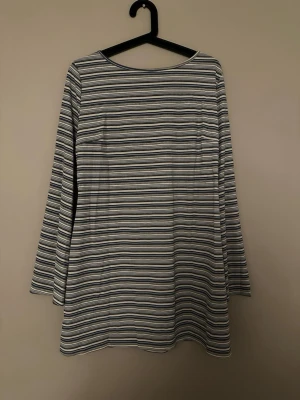 Randig klänning med öppen rygg - Randig klänning med öppen rygg helt ny